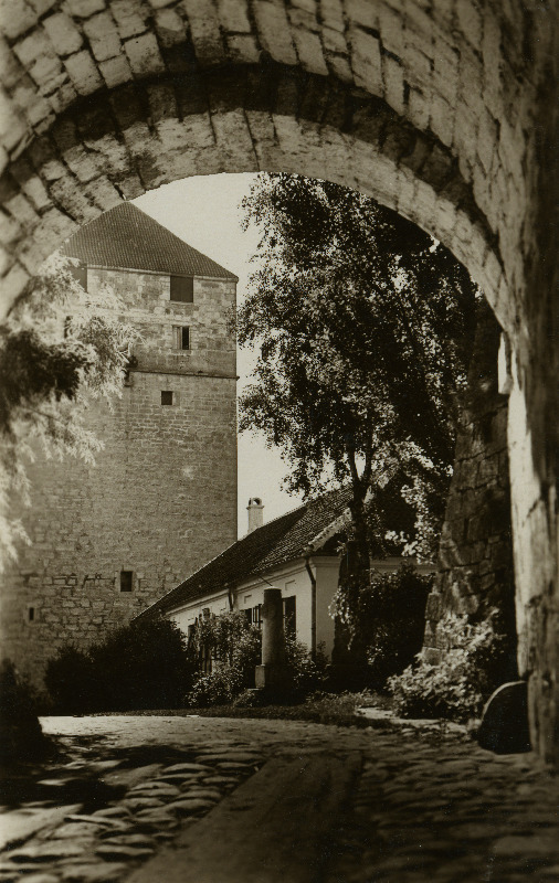 Vaade Kuressaare piiskopilinnuse hoovi.