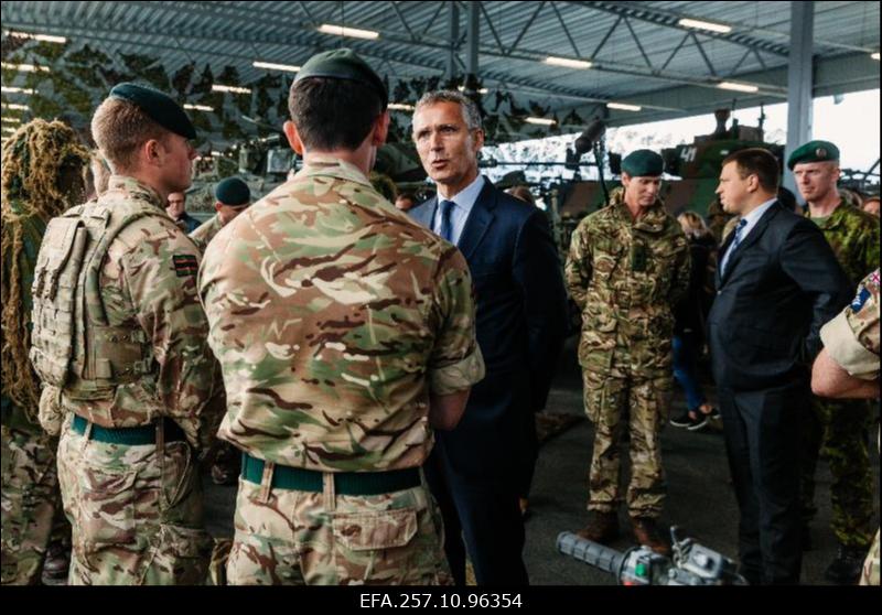 Kaitseministrite mitteametlik kohtumine. Peaminister Jüri Ratas ja NATO peasekretär Jens Stoltenberg Tapa baasi külastamas.