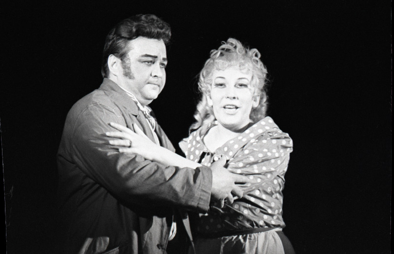 Stseen G. Puccini ooperist “Mantel” RAT “Estonias”. Georgette - Tiina Jaaksoo ja Louis - Kalju Karask.