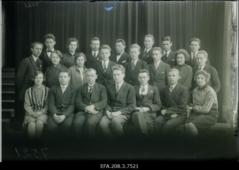 Paide Ühisgümnaasiumi Noorsooliidu kunsti ja teaduse osakonna poolt 9. III 1929 peetud kirjandusliku kohtu (E. Vilde „Külmale maale“ alusel) koosseis. Vasakult: 1. reas õpetaja Marie Priideman, Artur Takk, õpetaja Mihkel Kivistik, Paul Vihalem (kohtu eesistuja), Heinrich Lind, Ernst Grosberger, Agnes Kärner; 2. reas Elmar Krass, Hildegard Metsakond, Hilda Johanson, Eugen Künnapuu (kaitsja), Arnold King, Kask, Linda Pruuden, Rudolf Zimmermann; 3. reas Edmund Must, Meeta Vau, Artur Tollberg, Teodor Tibo, Elmar Riisen, Felix Ehrenverth, Vürmer.