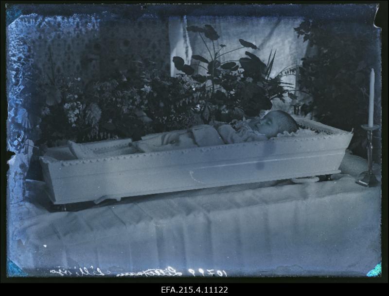 Lillioja lapse põrm kirstus.