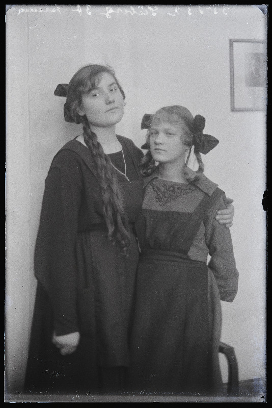 Kaks neiut, (foto tellija Siiberg).