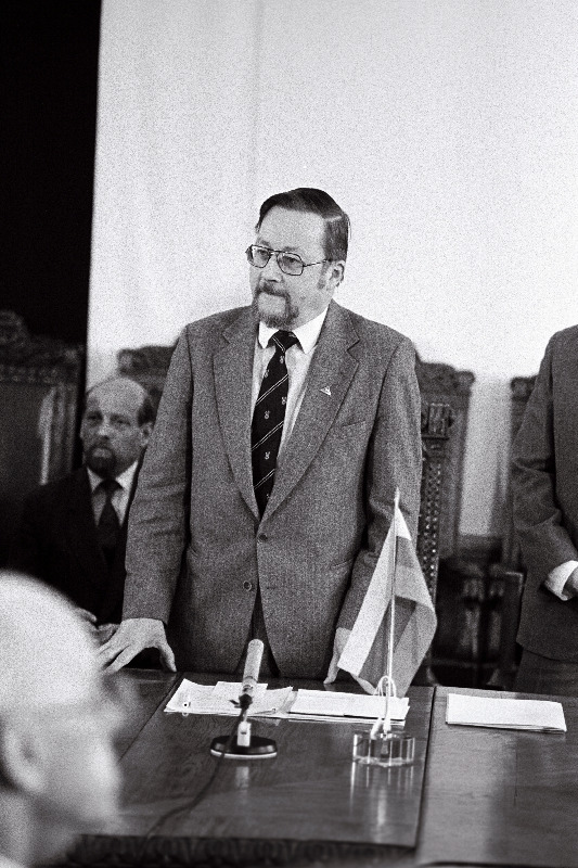 Baltimaade Ülemnõukogu esimeeste läbirääkimised 
Toompeal. V. Landsbergis.