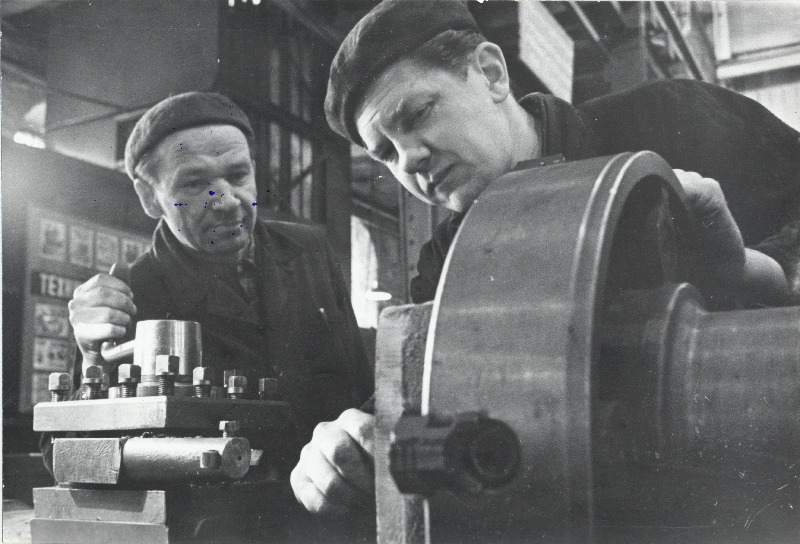 Tehase Ilmarine mehhaanikaosakonna meister Ivan Kraft ja kommunistliku töö eesrindlane Hillar Kukk.