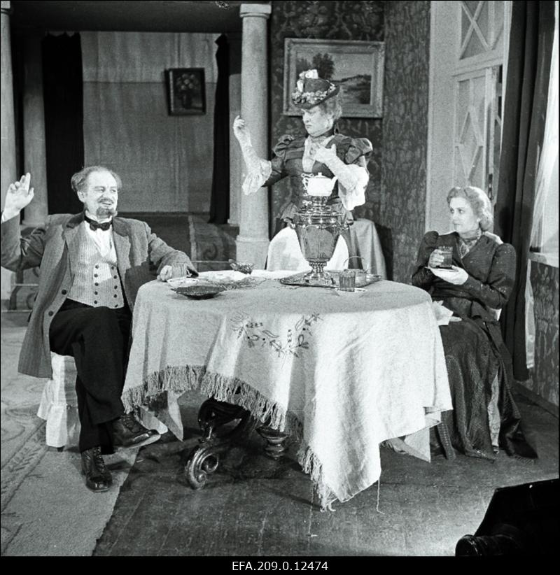 Stseen M. Gorki näidendist Päikese lapsed. Vasakult: Boris Nikolajevitš Tšepurnoi - Eesti NSV teeneline kunstnik Valdeko Ratassepp, Melania - Meta Luts, Liisa - Ellen Liiger.