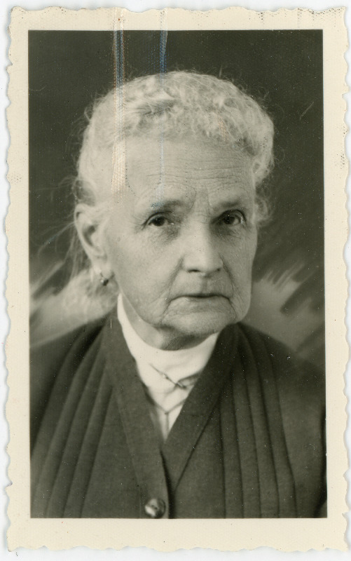 Borstchoff, Elisabeth, sünd 1877. Portreefoto välispassi saamiseks esitatud avalduse juurde