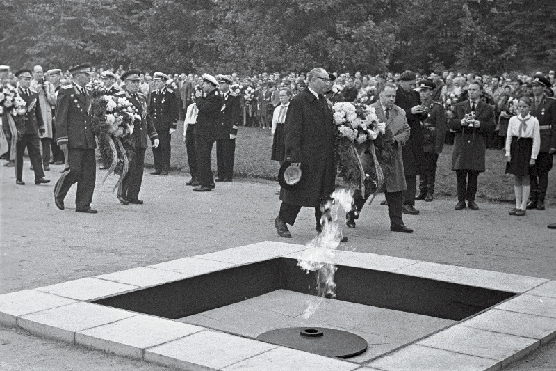 Eestimaa Kommunistliku Partei Keskkomitee esimene sekretär J. Käbin ja ENSV Ülemnõukogu Presiidiumi esimees A. Müürisepp Eesti NSV fašistlikest okupantidest vabastamise 20-nda aastapäeva puhul Tallinna vabastamisel langenud kangelaste mälestussambale pärga viimas.