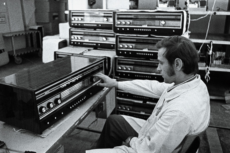 Tehase "Punane RET" radioolade reguleerija Gennadi Melnikov töö juures.