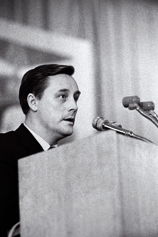 Eesti NSV Teaduste Akadeemia Küberneetika Instituudi direktor, tehnikadoktor Boris Tamm Eestimaa Kommunistliku Partei Tallinna organisatsiooni XVIII konverentsil sõnavõtuga esinemas.