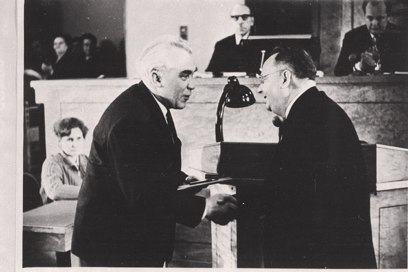 Eestimaa Kommunistliku Partei esimene sekretär J. Käbin NSV Liidu rahvakunstnikule G. Ernesaksale Nõukogude Eesti preemia laureaadi diplomit ja rinnamärki üle andmas.