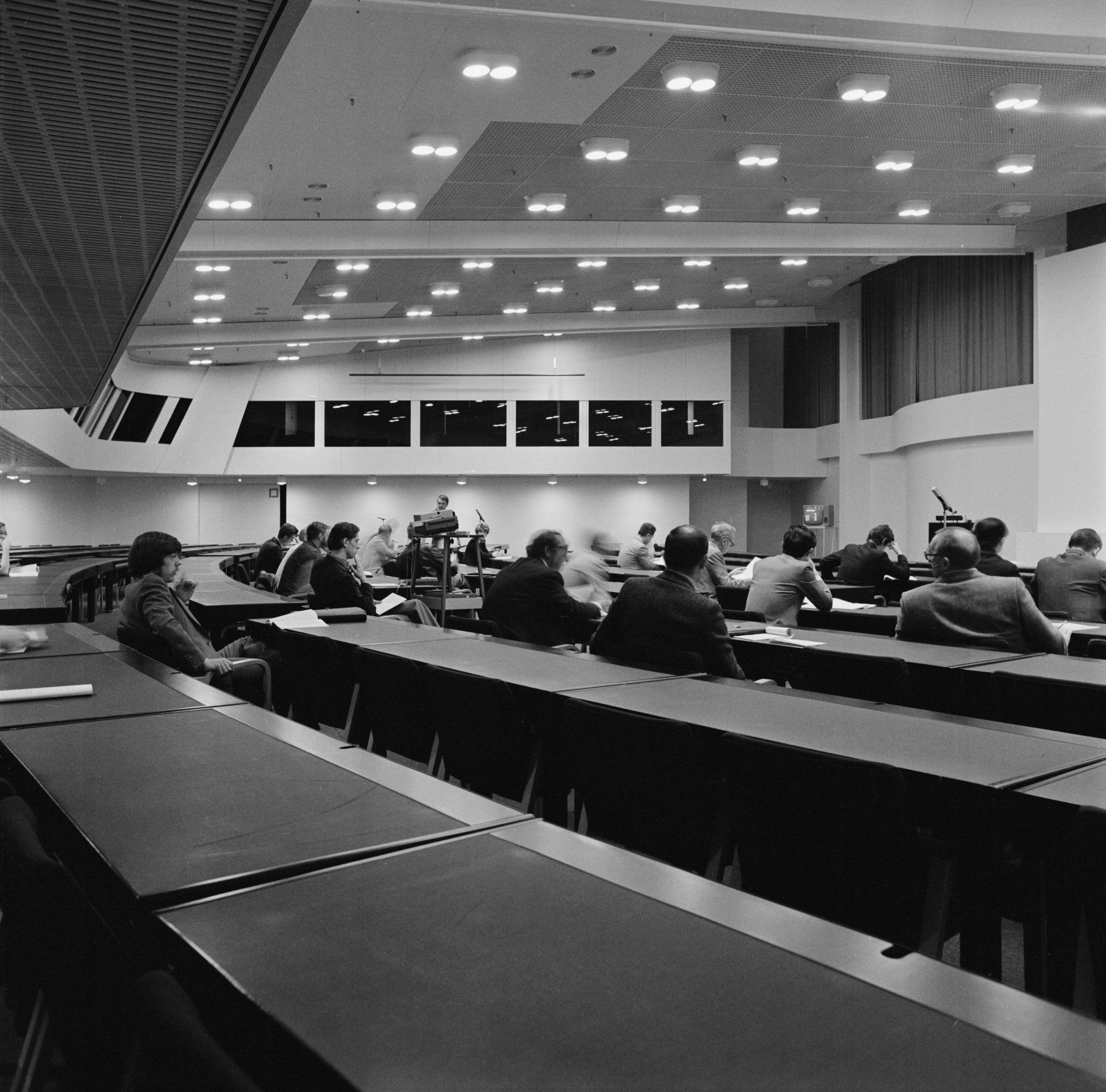 {'fi': 'Finlandia-talo, kongressisali kongressisiivessä', '_type': 'lang'} - Finlandia-talo, kongressisali kongressisiivessä. Arkkitehti Alvar Aalto, valmistunut 1975. -- negatiivi, filmi, mv