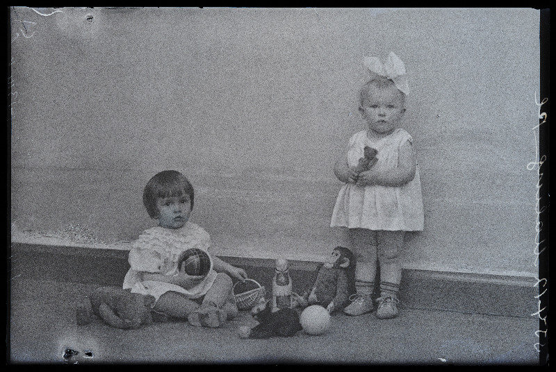 Kaks tüdrukut mänguasjadega, (foto tellija Maling).
