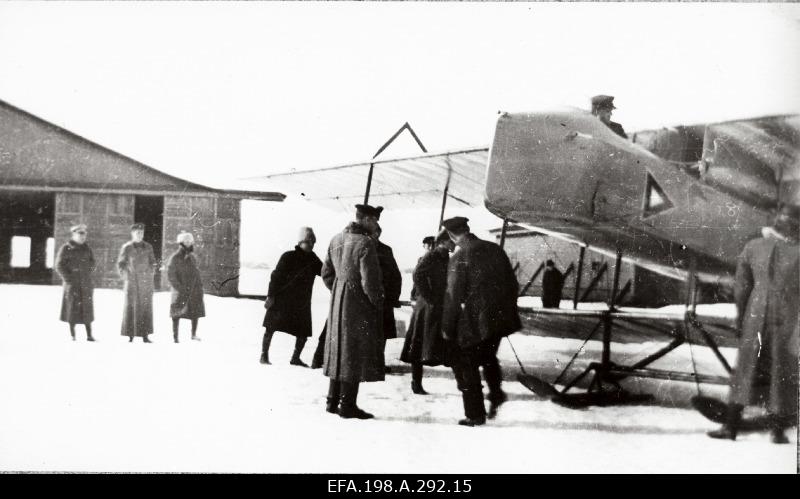 Lennuväelt kindralmajor Laidonerile kingitud mälestusalbum. Välismaised lennukitüübid Eestis, aerodroomid ja lennukitöökojad. Inglise lendurid, instruktorid ja mehaanikud Eestis.