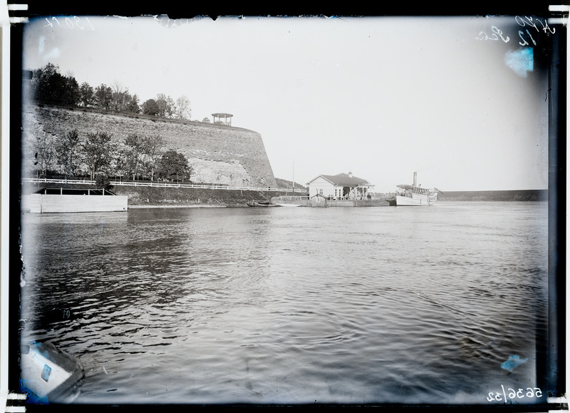 Vaade laevasadamale ja bastionile Victoria kagust jõe poolt.