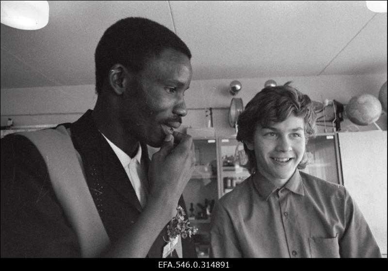 Välismaalaste delegatsiooni külaskäik ühte Eesti kooli. (EURO - RANNA)