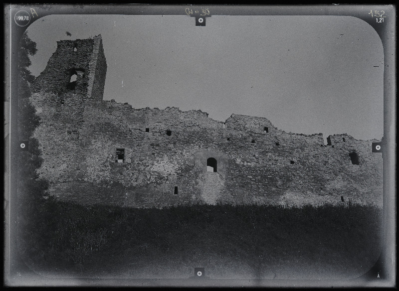 Rakvere, Rakvere linnusevaremed. Rakvere linnuse varemed vallikraaviga. Rakvere linnuse stereofotogramm-meetriline mõõdistamine.