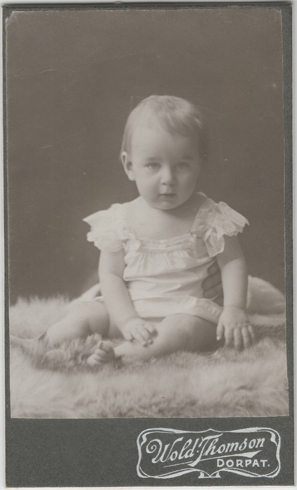 Stuudiofoto imikust, võimalik, et üks Tõnissonide lastest