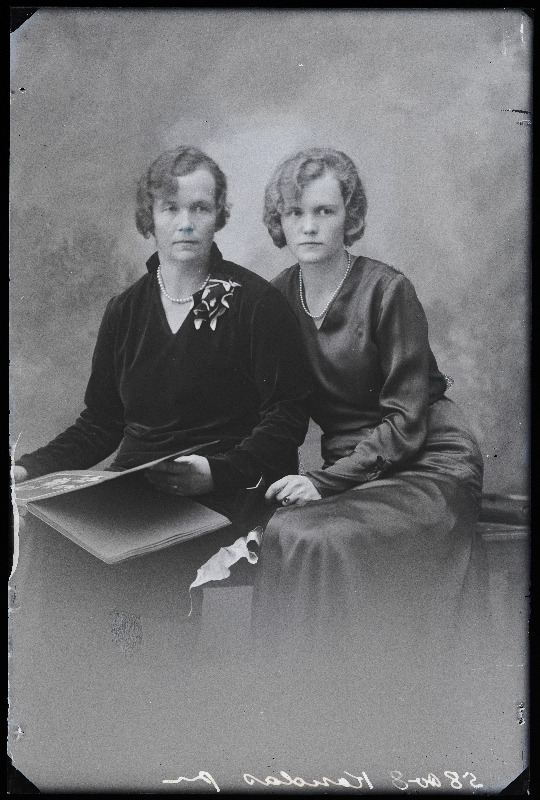 Kaks naist, (foto tellija Kondas).