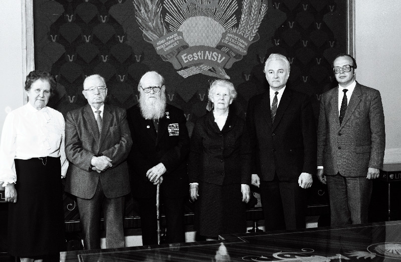 Nõukogude Liidu kangelane Endel Puusepp (vasakult 3.) pärast Eesti NSV Ülemnõukogu Presiidiumi aukirja kättesaamist. Vasakult 1. Meta Vannas, 2. Johannes Käbin, 5. Eesti NSV Ülemnõukogu Presiidiumi esimees Arnold Rüütel, 6. Eesti NSV Ülemnõukogu Presiidiumi sekretär Arno Almann.