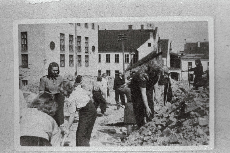 Tartu Ülikooli üliõpilased taastamistöödel keemiateaduskonna hoone kõrval