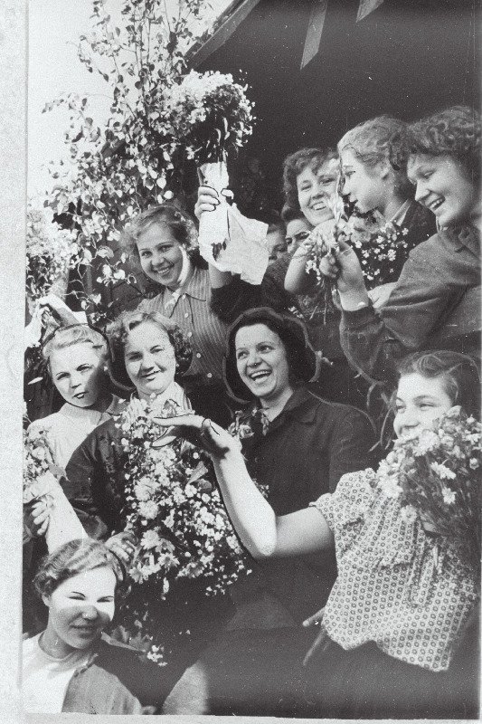 Uudismaale Akmolinski oblastisse viljakoristustöödele sõitjad enne väljasõitu.