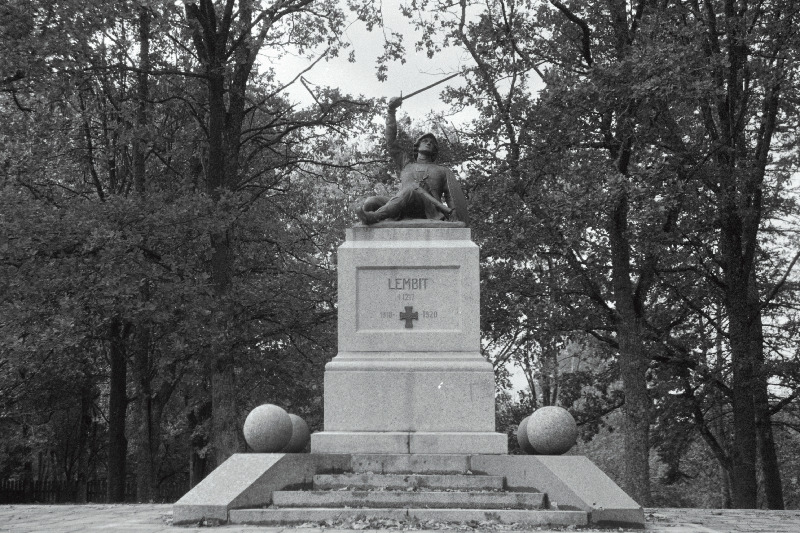 Suure-Jaani Lõhavere linnamägi ja monument.