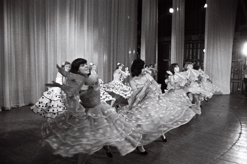 Tantsusüit "Viva Cuba" Tallinna 46. Keskkooli koreograafilise ansambli esituses.