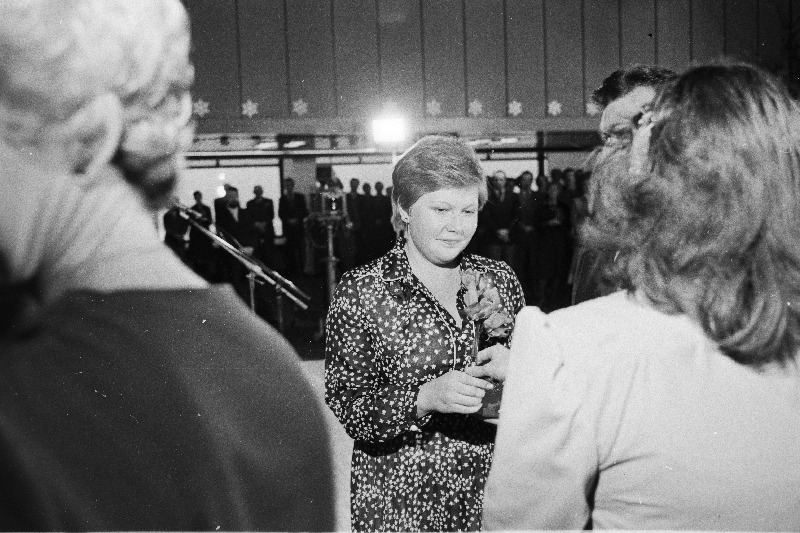 1981. aasta parima sportlase, laskur Inna Rose autasustamine Pirita purjespordi keskuses.