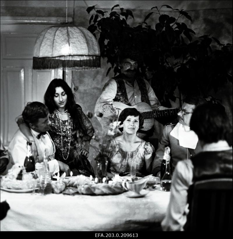 Tallinnfilmi mängufilm "Karikakramäng: Tätoveering". Mustlanna Zoritsa osas Zoja Tsjurilo, mustlase osas Aleksandr Habalov, Leida osas Marje Metsur, konstaabli osas Karl Kalkun.