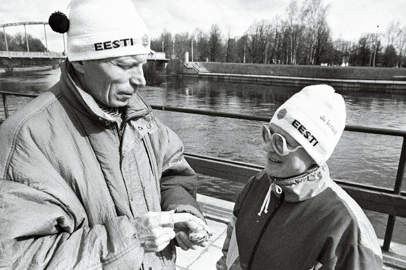 Invasportlane Vilma Nugis treener Vaino Hussaviga jõe ääres.