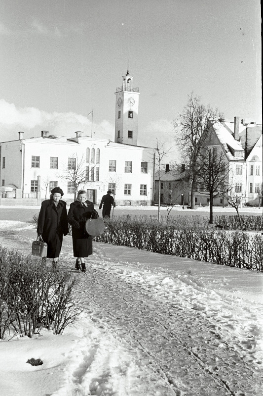 Linnaväljak, tagaplaanil Raekoda.
