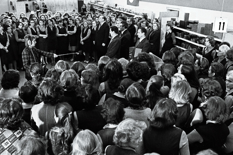 Üleliidulise sotsialistliku võistluse võitja rändpunalipu üleandmise miiting Tallinna Kaubamajas.