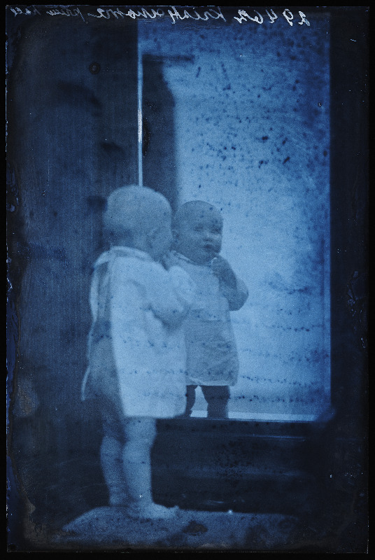Kristjanova laps peegli ees.