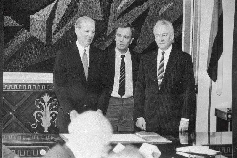 USA riigisekretär James Baker (vasakul) vastuvõtul Eesti Vabariigi Ülemnõukogu esimehe Arnold Rüütli (paremal) juures.