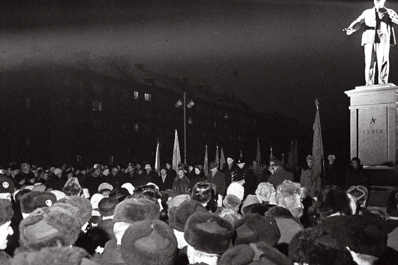 ELKNÜ XII kongressi delegaadid ja Tallinna komsomoliorganisatsioonide esindajad kongressile pühendatud miitingul V.I. Lenini monumendi juures.