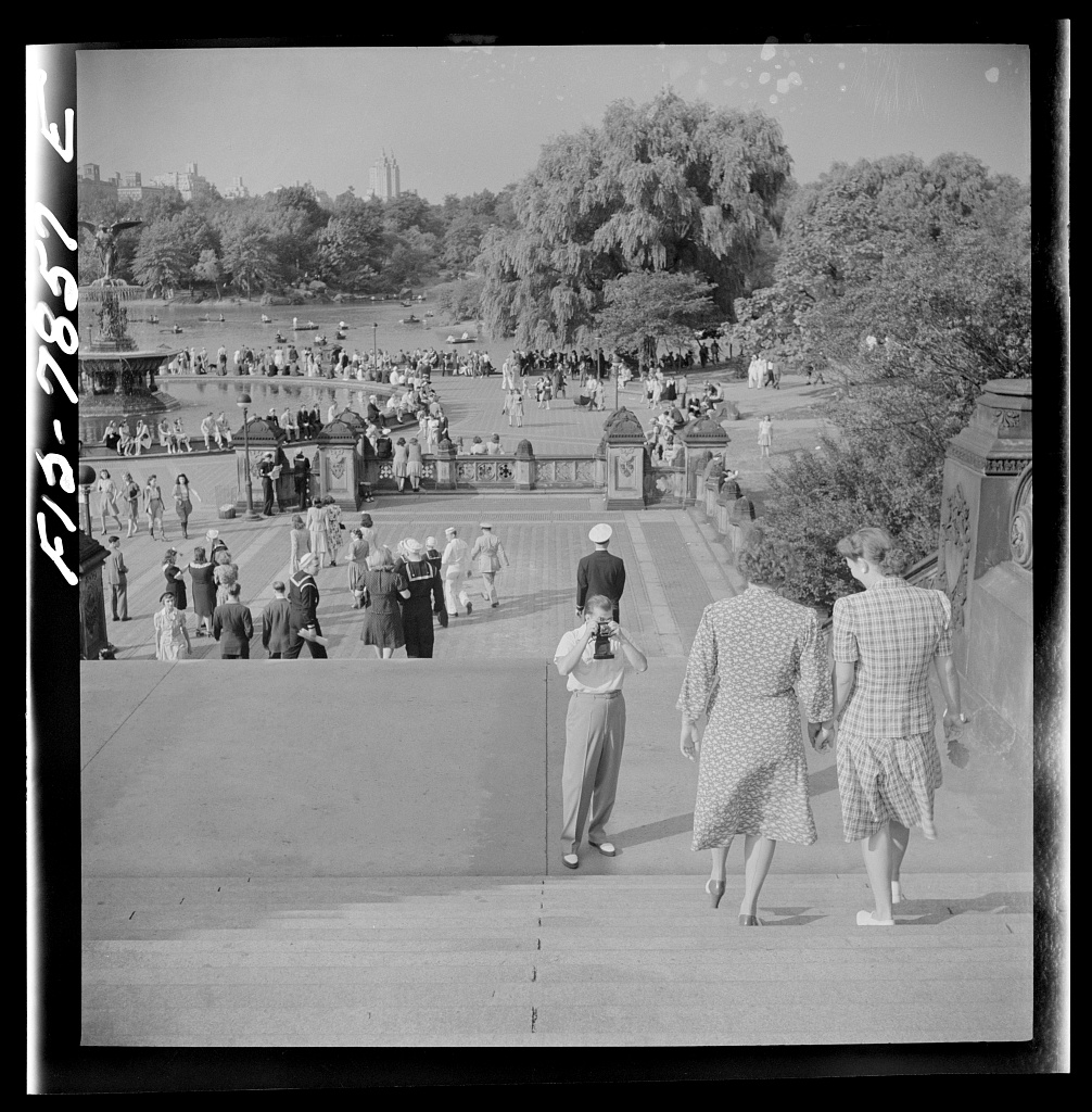 New York, New York. Sunday photographer at the mall fountain 8d22287v - Title: New York, New York. Sunday photographer at the mall fountain in Central Park
Creator(s): Collins, Marjory, 1912-1985, photographer