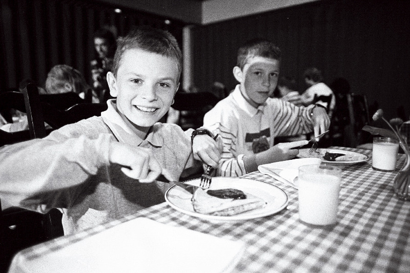 Nõmme Lastekodu lapsed restoran "Olümpias" pannkooke söömas.