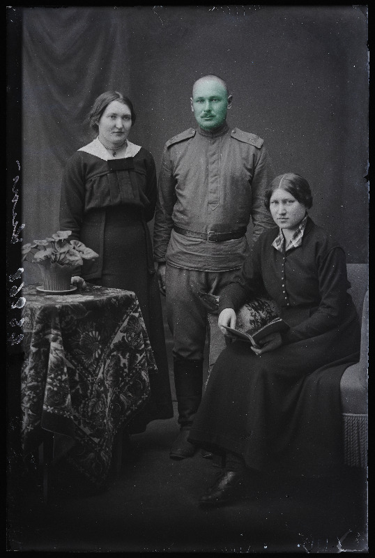 Sõjaväelane Luks ja kaks naist.