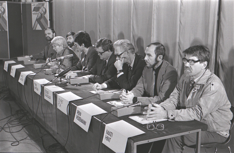 Eestimaa Rahvarinde asutaval kongressil valitud rahvarinde eestseisus pressikonverentsil. E. Vilde nim. Tallinna Pedagoogilise Instituudi õppejõud Mati Hint, ajakirja "Vikerkaar" peatoimetaja Rein Veidemann, ajakirja "Nõukogude Õigus" peatoimetaja Lembit Koik, "Mainori" asedirektor Edgar Savisaar, väliskommentaator Tõnis Avikson, Tartu Riikliku Ülikooli kateedrijuhataja Marju Lauristin, Eesti NSV Riikliku Kunstiinstituudi õppejõud Heinz Valk, Tallinna Polütehnilise Instituudi õppejõud Kostel Gerndorf.