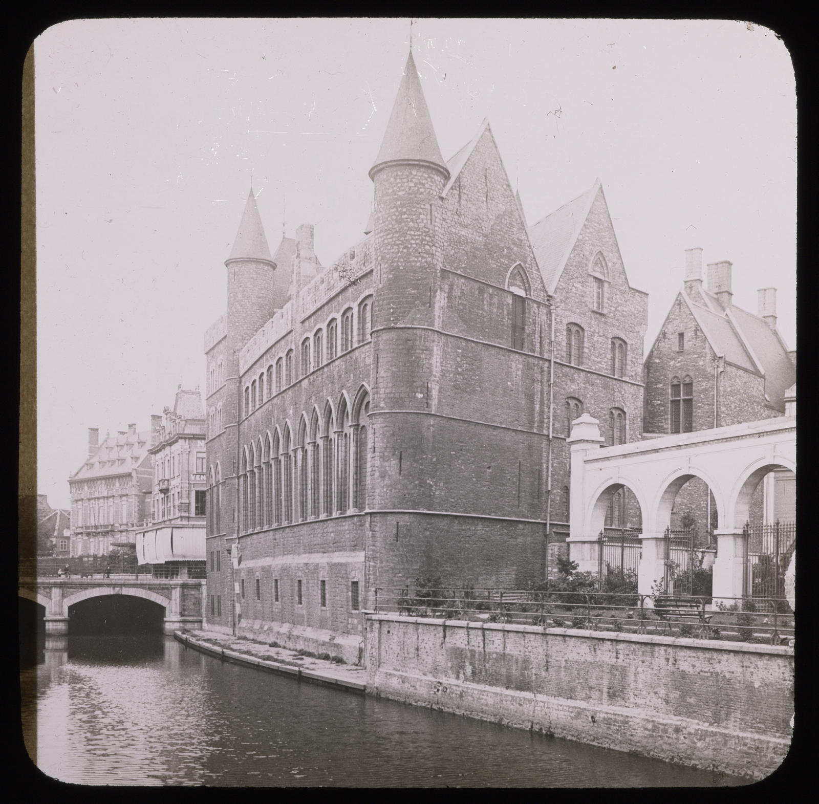 Gand, château de Gérard de Devil Mazo, E. - Ghent (Belgium). Gothic, civil building, with circular towers, located on the edge of a canal