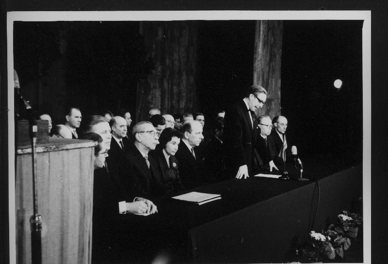 J. Smuul loeb pidulikul aktusel ette NSV Liidu Ülemnõukogu Presiidiumi seadlust kirjanik J. Semperi autasustamise kohta Lenini ordeniga.