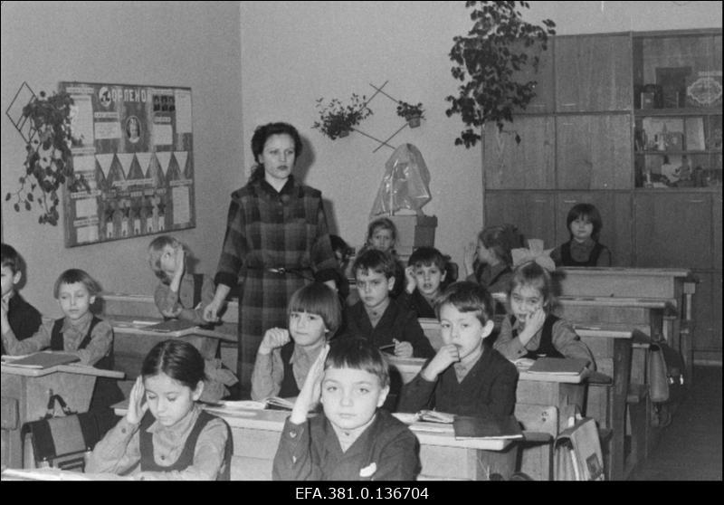 Narva 1. Keskkooli õpetaja N. Guitova tunnis.