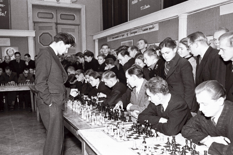 Malesimultaan Tallinna Poliitharidusmaja saalis.