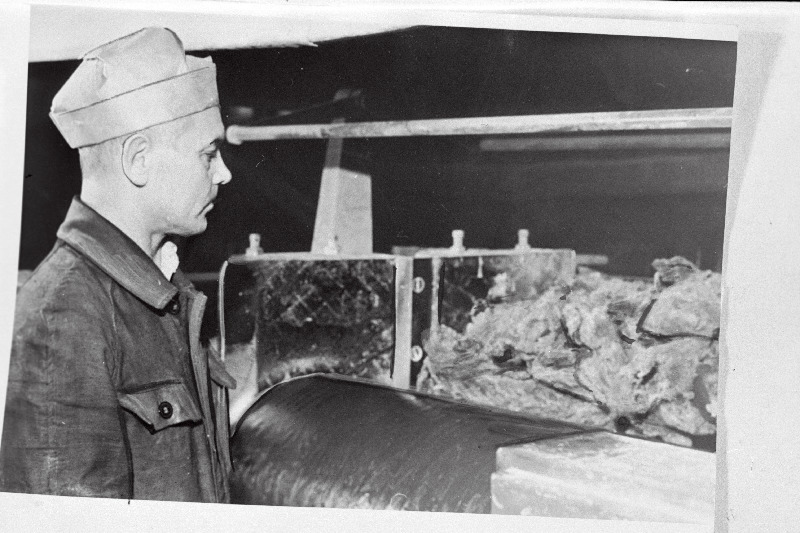 Kummitoodete Vabriku Tegur üks paremaid töömehi kommunistliku töö eesrindlane, valtsija, vabriku kultuurikomisjoni esimees Elmar Aston.