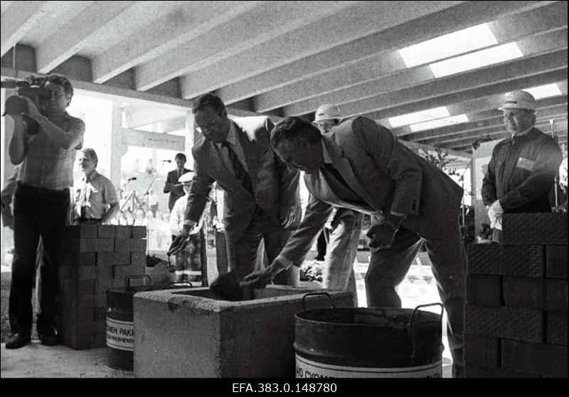 Soomlaste poolt ehitatavale Rakvere Lihakombinaadi hoonele panevad nurgakivi Eesti NSV Ministrite Nõukogu esimees Bruno Saul (paremal) ja Soome Vabariigi minister Ilkka Suominen.