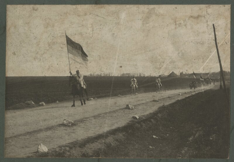 Korporatsioon "Estonia" liikmed pidulikul rongkäigul (kommersile Möllatsisse?), grupifoto