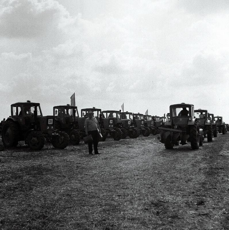 Traktorid võistluspaigal põllumajanduse kutsealade võistlusel J. Gagarini nimelises näidissovhoostehnikumis.