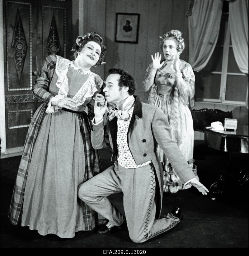 Stseen N. Gogoli näidendist Revident  (Ants Lauteri lavastus). Paremalt: Marja Antonovna - Ellen Liiger, Ivan Aleksandrovitš Hlestakov - Ants Eskola.