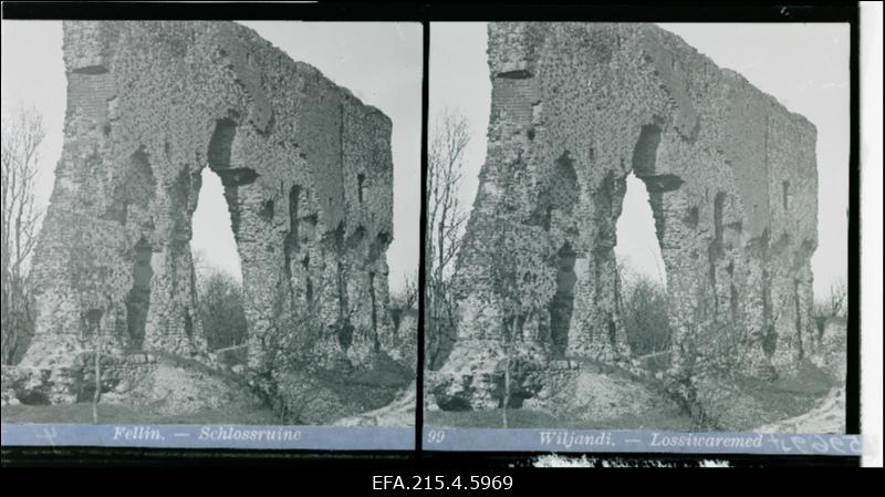 Vaade Viljandi ordulinnuse suure müüri varemetele.