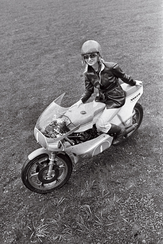 ALMAVÜ Tootmiskombinaadis "Vihur" valmistatud võidusõidumootorratas 350 cm3 klassist.